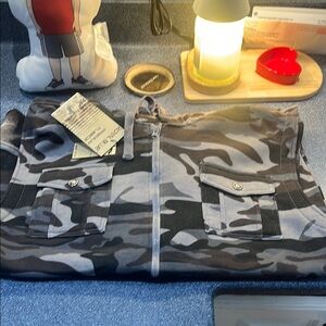 Camouflage Zip-Up Hoodie mens xl sleeveless vest